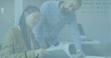 Muhtelif meslektaşların ofiste iş görüşmesi üzerine finansal veri işleme animasyonu. Küresel iş, finans ve dijital arayüz kavramı dijital olarak oluşturulmuş video.