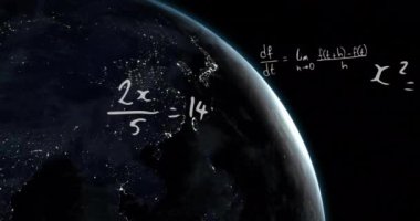 Matematiksel veri işleme animasyonu mavi arka planda dünya üzerinde. Dijital olarak oluşturulmuş küresel bağlantılar, hesaplama ve veri işleme kavramı.