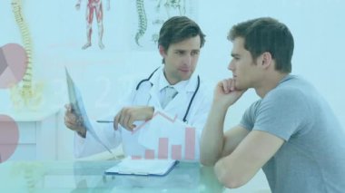 Kafkas erkek doktorun hastayla konuşması üzerine veri işleme ve diyagramların animasyonu. Küresel tıp ve dijital arayüz kavramı dijital olarak oluşturulmuş video.