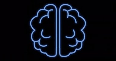 Yapay zeka beyninin animasyonu ve kara arkaplan üzerinde veri işleme. Dijital olarak oluşturulmuş küresel bağlantılar, hesaplama, dijital arayüz ve veri işleme kavramı.