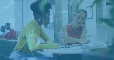 Ofisteki çeşitli iş adamları üzerinde finansal veri işleme animasyonu. Küresel finans, iş, bağlantılar, hesaplama ve veri işleme kavramı dijital olarak oluşturulmuş video.