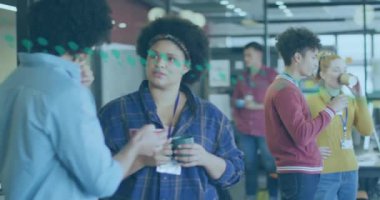 Ofisteki çeşitli iş adamları üzerinde finansal veri işleme animasyonu. Küresel finans, iş, bağlantılar, hesaplama ve veri işleme kavramı dijital olarak oluşturulmuş video.