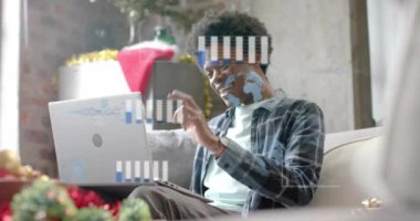 Bilgisayarlı Afro-Amerikan iş adamının veri işleme animasyonu. Küresel finans, iş, bağlantılar, hesaplama ve veri işleme kavramı dijital olarak oluşturulmuş video.