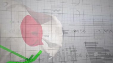 Japonya bayrağı üzerinde finansal veri işleme animasyonu. Küresel finans, iş, bağlantılar, hesaplama ve veri işleme kavramı dijital olarak oluşturulmuş video.