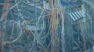 Sunucu odasında veri işleme animasyonu. küresel teknoloji, bilgisayar ve dijital arayüz kavramı dijital olarak oluşturulmuş video.