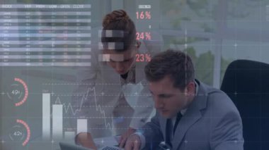 Ofiste konuşan Kafkas meslektaşlarının diyagram ve veri işleme animasyonları. Küresel iş ve dijital arayüz kavramı dijital olarak oluşturulmuş video.