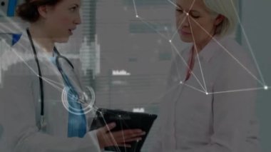 Çeşitli doktorlar üzerindeki bağlantı ağının animasyonu. Küresel tıp, işletme, bağlantılar, hesaplama ve veri işleme kavramı dijital olarak oluşturulmuş video.