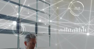 Ofiste dizüstü bilgisayar kullanan Kafkas işadamı hakkında istatistik ve veri işleme animasyonu. Küresel iş, bağlantılar, hesaplama ve veri işleme kavramı dijital olarak oluşturulmuş video.