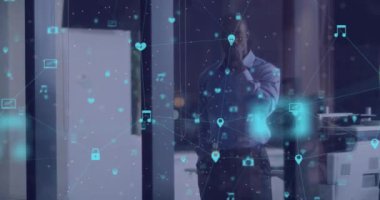 Afro-Amerikan iş adamının ofisteki düşüncesi üzerine kurulmuş simgelerle bağlantı ağının animasyonu. Küresel iş ve dijital arayüz kavramı dijital olarak oluşturulmuş video.