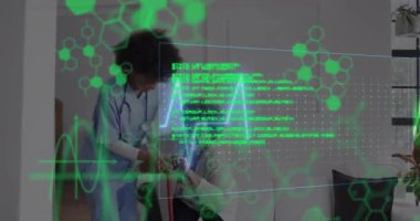 Afrika kökenli Amerikalı kadın doktor ve kıdemli hastanın kardiyografi ve veri işleme animasyonu. Küresel tıp, bilim, bilgisayar ve dijital arayüz kavramı dijital olarak oluşturulmuş video.