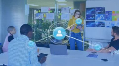 Farklı meslekdaşların iş tartışmalarında simgelerle bağlantı ağının animasyonu. Küresel iş, teknoloji ve dijital arayüz kavramı dijital olarak oluşturulmuş video.
