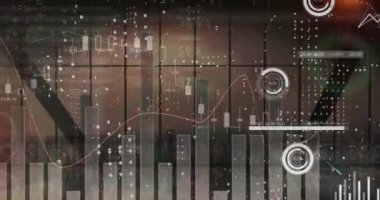 Karanlık arka planda finansal veri işleme animasyonu. Küresel finans, iş, bağlantılar, hesaplama ve veri işleme kavramı dijital olarak oluşturulmuş video.