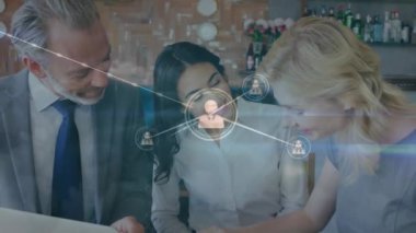 Bilgisayar kullanarak çeşitli iş adamları üzerinden bağlantı ağının animasyonu. Küresel finans, iş, bağlantılar, hesaplama ve veri işleme kavramı dijital olarak oluşturulmuş video.