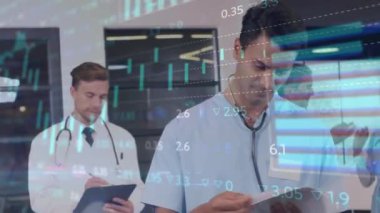 Çeşitli doktorlar üzerinde veri işleme animasyonu. Küresel tıp, bağlantılar, hesaplama ve veri işleme kavramı dijital olarak oluşturulmuş video.