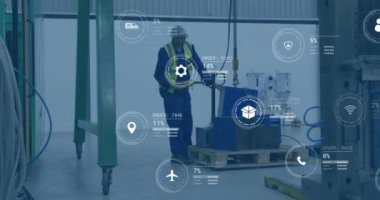 Depoda çalışan melez erkek işçilere karşı veri işleme ve medya simgelerinin animasyonu. Küresel iş ve dijital arayüz kavramı dijital olarak oluşturulmuş video.