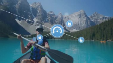 Dağlardaki gölde kayıktaki beyaz adamın üzerindeki ikonlarla olan bağlantıların animasyonu. Dijital olarak oluşturulmuş küresel bağlantılar, doğa ve dijital arayüz kavramı.