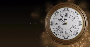 Siyah zemin üzerinde ışık lekeleri olan gece yarısını gösteren retro saat animasyonu. Yeni yıl arifesi, yeni yıl, şenlik, kutlama ve geleneksel konsept dijital olarak oluşturulmuş video.