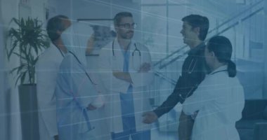 Hastanedeki çeşitli doktorlarda finansal veri işleme animasyonu. Küresel tıp, sağlık, bağlantılar, hesaplama ve veri işleme kavramı dijital olarak oluşturulmuş video.