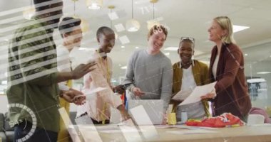 Veri işleme ve çeşitli meslektaşların ofiste konuştuğu diyagramların animasyonu. Küresel iş ve dijital arayüz kavramı dijital olarak oluşturulmuş video.