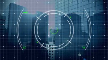 Şehir manzarası üzerinde kapsam ve finansal veri işleme animasyonu. Küresel finans, iş, bağlantılar, hesaplama ve veri işleme kavramı dijital olarak oluşturulmuş video.