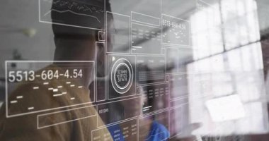 Çeşitli meslektaşların iş tartışmalarında veri işleme animasyonu. Küresel iş ve dijital arayüz kavramı dijital olarak oluşturulmuş video.