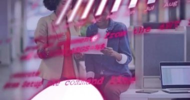 Muhtelif meslektaşların ofiste iş görüşmesi üzerine finansal veri işleme animasyonu. Küresel iş, finans ve dijital arayüz kavramı dijital olarak oluşturulmuş video.