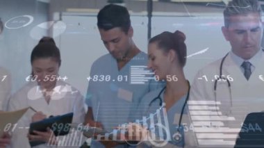 Çeşitli doktorlar üzerinde veri işleme animasyonu. Küresel tıp, bağlantılar, hesaplama ve veri işleme kavramı dijital olarak oluşturulmuş video.