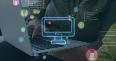 Bilgisayar animasyonu ve sohbet simgeleri iki mutlu beyaz kadın meslektaşın dizüstü bilgisayar kullanması üzerine. Dijital arayüz, veri, iş, ağ, bağlantı ve iletişim, dijital olarak oluşturulmuş video.