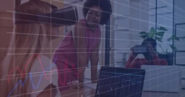 Muhtelif meslektaşların ofiste iş görüşmesi üzerine finansal veri işleme animasyonu. Küresel iş, bilgisayar, iletişim ve dijital arayüz kavramı dijital olarak oluşturulmuş video.