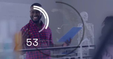 Çeşitli okul çocukları ve erkek öğretmenler üzerinde veri işleme animasyonu. Küresel eğitim, okul, bağlantılar, hesaplama ve veri işleme kavramı dijital olarak oluşturulmuş video.