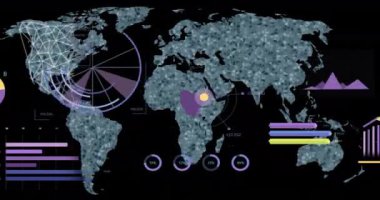Veri işleme animasyonu ve kara arkaplan üzerinde dünya haritası. Küresel finans, iş, bağlantılar, hesaplama ve veri işleme kavramı dijital olarak oluşturulmuş video.