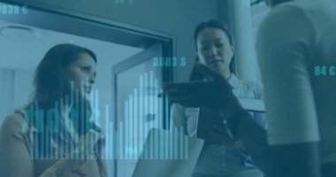 Ofisteki çeşitli iş adamları üzerinde finansal veri işleme animasyonu. Küresel finans, iş, bağlantılar, hesaplama ve veri işleme kavramı dijital olarak oluşturulmuş video.