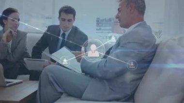 Ofisteki çeşitli iş adamlarıyla olan bağlantıların animasyonu. Küresel finans, iş, bağlantılar, hesaplama ve veri işleme kavramı dijital olarak oluşturulmuş video.