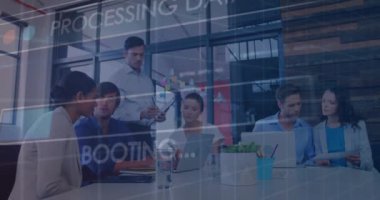 Gündelik ofis toplantısında çeşitli meslektaşlar üzerinden sunucu metnine bağlanma animasyonu. Bağlantı, iş, işleme, takım çalışması, dijital arayüz ve iletişim, dijital olarak oluşturulmuş video.