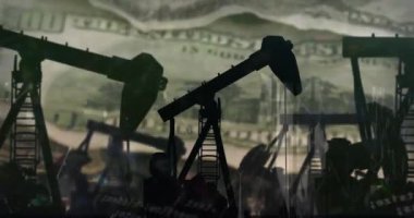 Petrol kulesi ve Amerikan dolarları üzerinden finansal veri işleme animasyonu. Küresel finans, iş, bağlantılar, hesaplama ve veri işleme kavramı dijital olarak oluşturulmuş video.