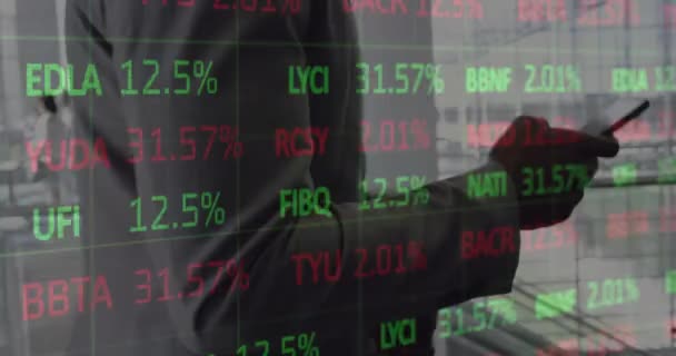 Ung Afroamerikansk Man Analyserar Aktiemarknadsdata Skärmar Med Kopieringsutrymme Hans Fokus — Stockvideo