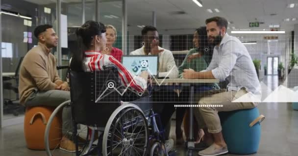 Ofiste Tartışan Engelli Çeşitli Meslektaşların Diyagramlarının Animasyonu Küresel Takım Çalışması — Stok video