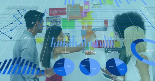 オフィスでの作業を議論する多様な同僚を介した図とデータ処理のアニメーション グローバルビジネスとデジタルインターフェースのコンセプトデジタル生成ビデオ — ストック動画