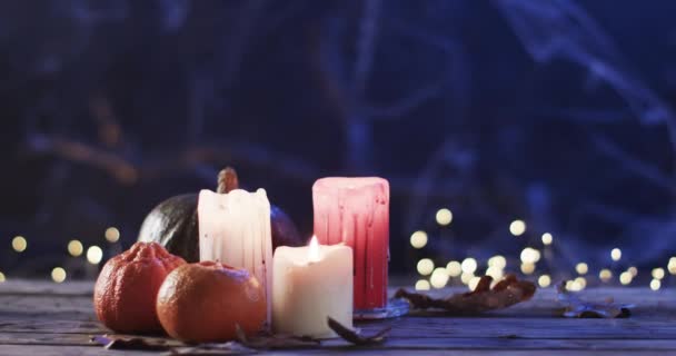 Świece Dynie Wprowadzają Przytulny Świąteczny Nastrój Drewnianej Powierzchni Aranżacji Proponuje — Wideo stockowe