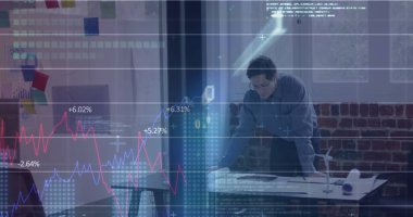 Ofisteki iş adamının mali veri işleme görüntüsü. küresel iş, finans, bağlantılar ve dijital arayüz konsepti dijital olarak oluşturulmuş görüntü.