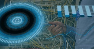 Kabloları birbirine bağlayan beyaz erkek mühendisin ellerinde veri işleme görüntüsü. bilgisayarlar, ağ, veri işleme, teknoloji ve dijital arayüz kavramı dijital olarak oluşturuldu.