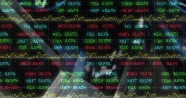 Elle açılan arabanın üzerinde veri işleme resmi. küresel iş ve dijital arayüz kavramı dijital olarak oluşturulmuş görüntü.