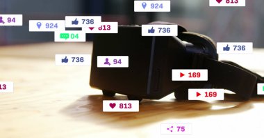 Sosyal medya simgeleri ve vr kulaklık üzerindeki afişler. küresel ağ, sosyal medya, teknoloji ve dijital arayüz kavramı dijital olarak oluşturuldu.