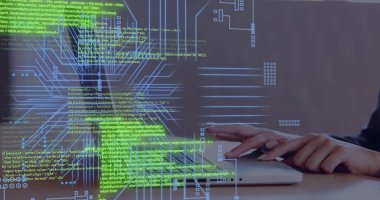 Laptop kullanan beyaz bir kadının veri işleme sisteminde devre kartı görüntüsü.