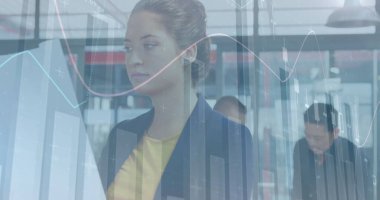 Modern ofiste çalışan çeşitli iş adamlarının finansal veri işleme görüntüsü. küresel iş, finans, bağlantılar ve dijital arayüz konsepti dijital olarak oluşturulmuş görüntü.