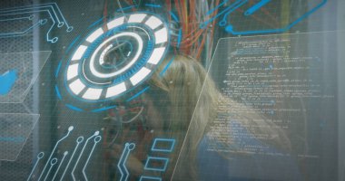 Kabloları birbirine bağlayan beyaz kadın mühendis üzerinden veri işleme görüntüsü. bilgisayarlar, ağ, veri işleme, teknoloji ve dijital arayüz kavramı dijital olarak oluşturuldu.