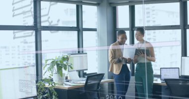 Ofiste çalışan çeşitli iş adamlarının mali veri işleme görüntüsü. Küresel iş, finans, bilgisayar ve veri işleme kavramı dijital olarak oluşturulmuş görüntü.