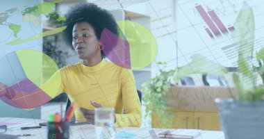 Ofiste çalışan Afrikalı Amerikalı iş kadınının mali veri işleme görüntüsü. 