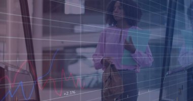 Belgeleri olan Afrikalı Amerikalı iş kadınının mali verileri ve grafikleri.. 