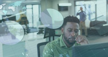 Ofisteki bilgisayarı kullanarak iş adamının mali veri işleme görüntüsü. küresel iş, veri işleme ve dijital arayüz kavramı dijital olarak oluşturulmuş görüntü.